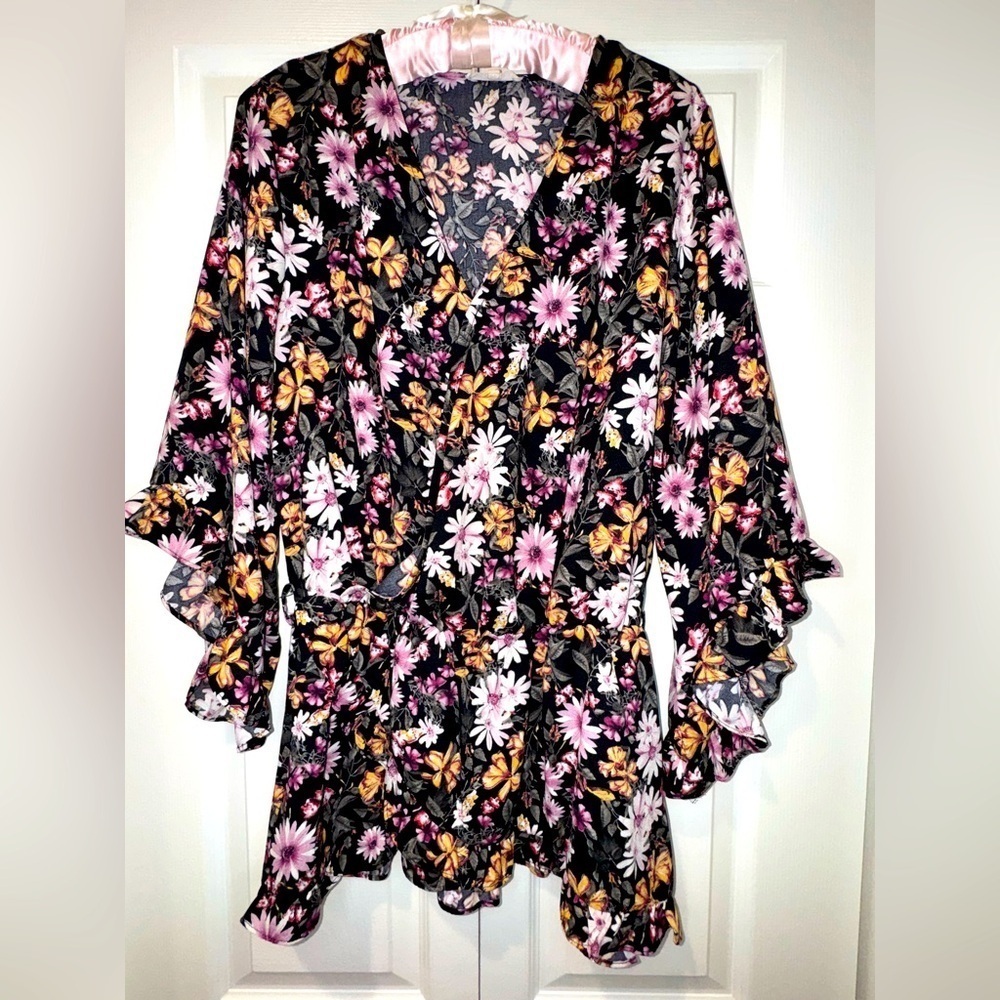 Easel Black Floral Ruffle Sleeve peplum Blouse. (No belt). Size Small. VVGUC